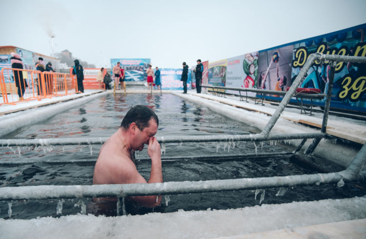 В Благовещенске прошли крещенские купания(фоторепортаж).