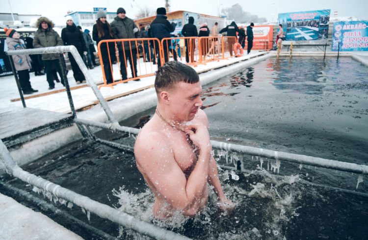 В Благовещенске прошли крещенские купания(фоторепортаж).