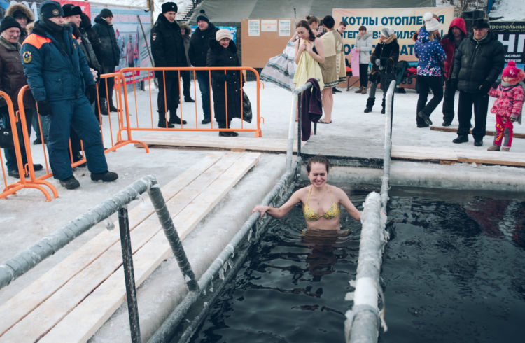 В Благовещенске прошли крещенские купания(фоторепортаж).