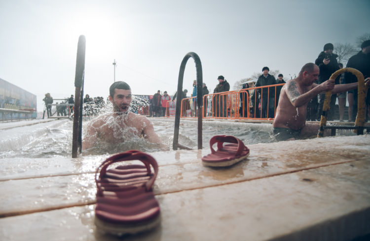 В Благовещенске прошли крещенские купания(фоторепортаж).