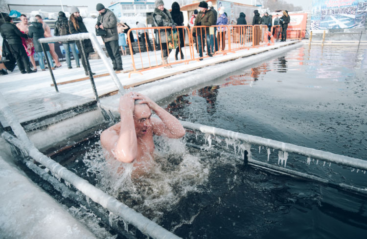 В Благовещенске прошли крещенские купания(фоторепортаж).