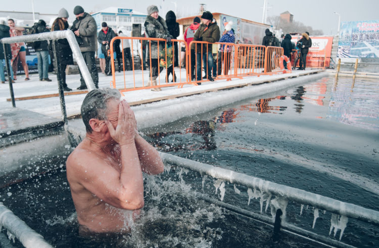 В Благовещенске прошли крещенские купания(фоторепортаж).