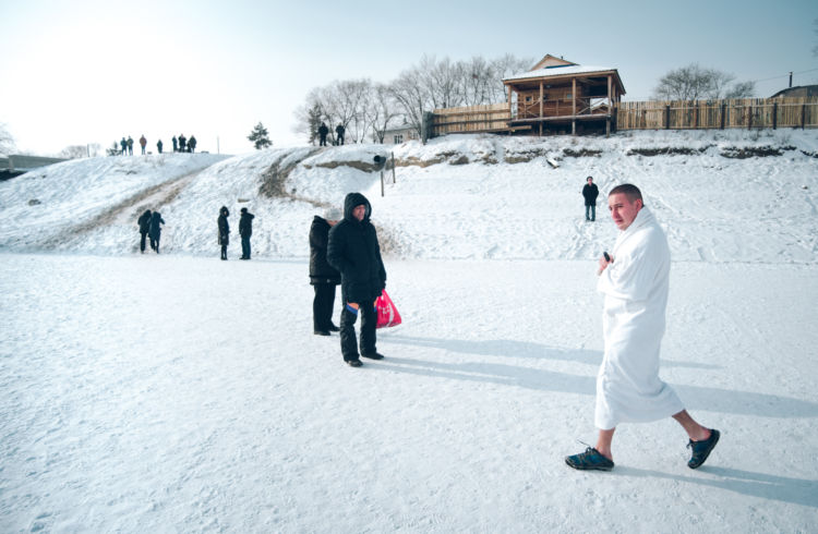 В Благовещенске прошли крещенские купания(фоторепортаж).