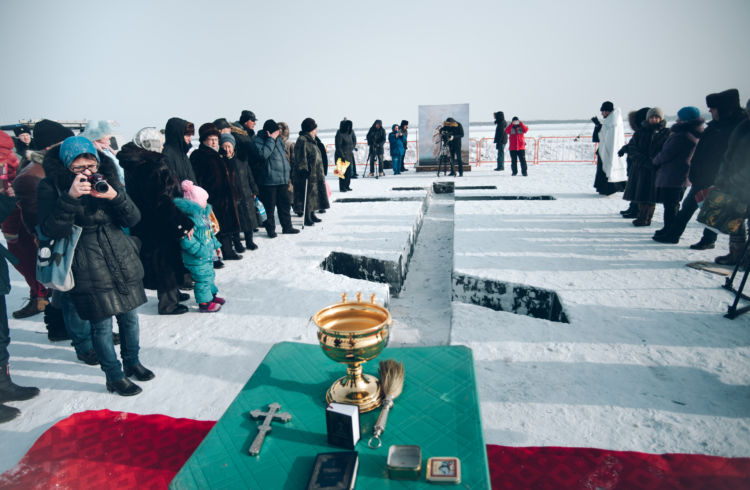 В Благовещенске прошли крещенские купания(фоторепортаж).