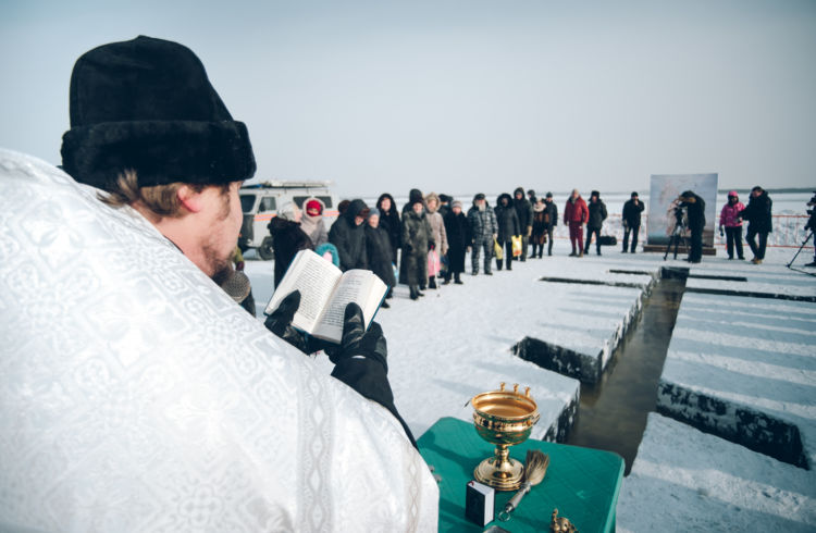 В Благовещенске прошли крещенские купания(фоторепортаж).