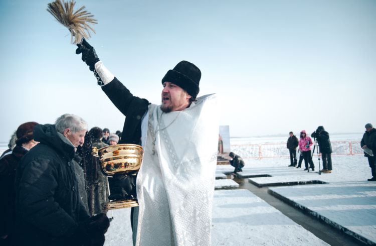 В Благовещенске прошли крещенские купания(фоторепортаж).