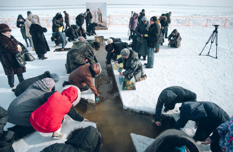 В Благовещенске прошли крещенские купания(фоторепортаж).